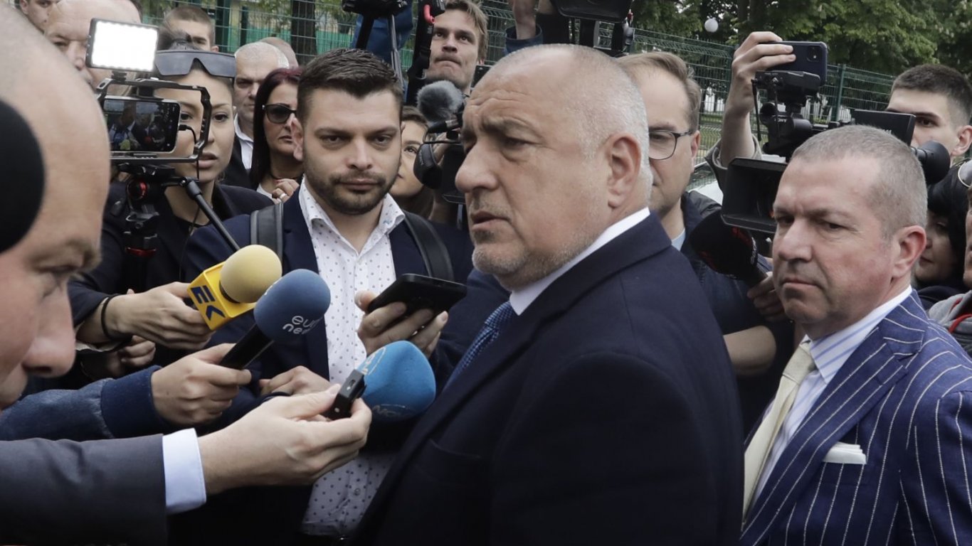 Разпитаха Бойко Борисов в две прокуратури, симпатизанти и депутати обсадиха едната (снимки)