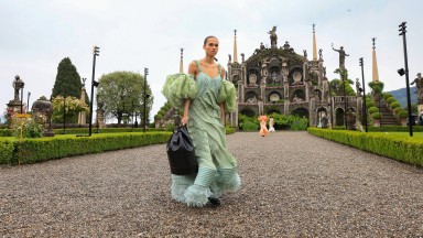 „Louis Vuitton“ направи препратки към барока в новата си междусезонна колекция (снимки)