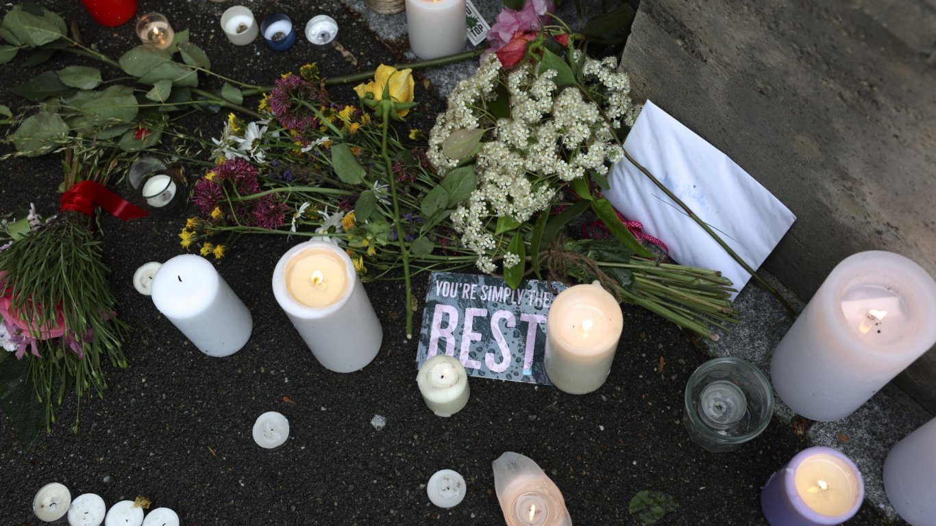 Почитатели оставят цветя и свещи пред дома на Тина Търнър в Швейцария