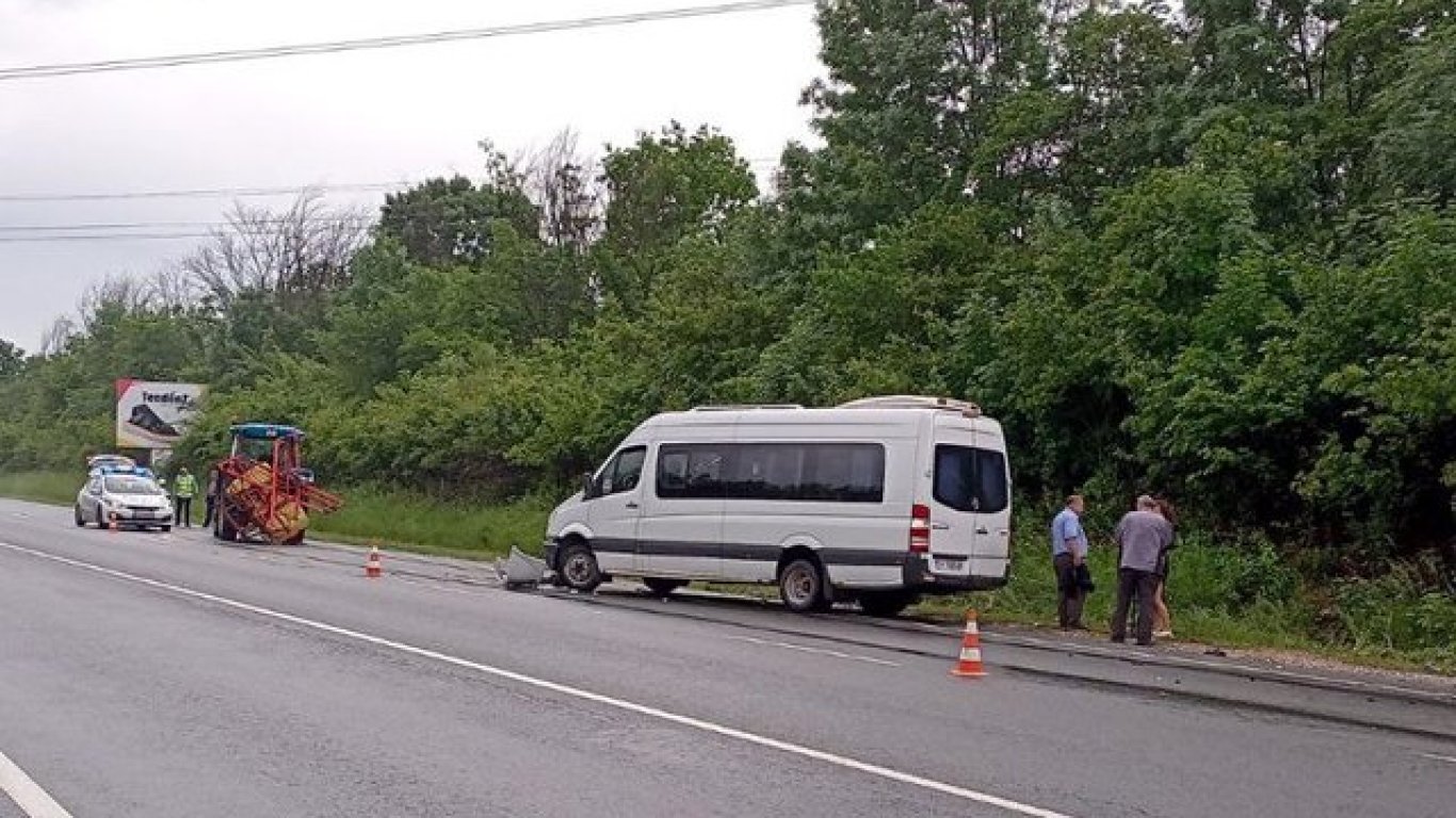 Микробус с 20 пътници се заби в трактор край Шумен, 8 души са откарани в болница