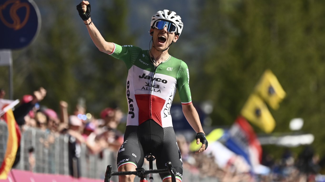Нова италианска победа в Джирото и шампанско за Томас навръх рождения му ден