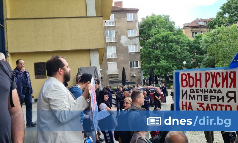 Украинското посолство също реагира остро с позиция срещу прожекцията, която
