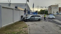 Кола се вряза в бетонната ограда на Пловдивския панаир 
