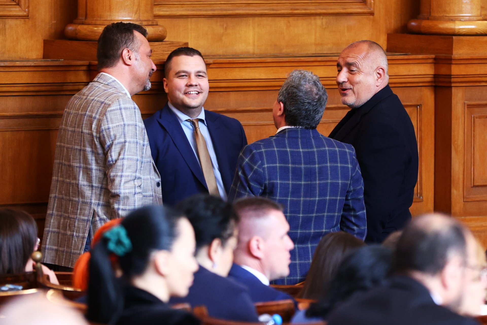 Ддепутатите от ИТН Филип Станев, Станислав Балабанов и председателят на ГЕРБ Бойко Борисов в пленарна зала днес