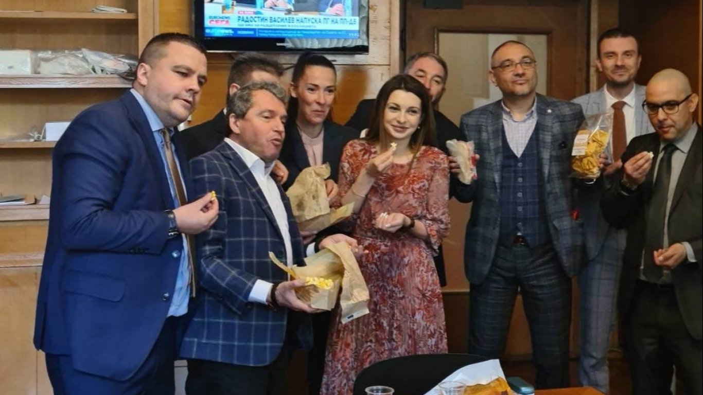 Депутатите на ИТН изгледаха шоуто на Радостин Василев с пуканки и чипс в ръце