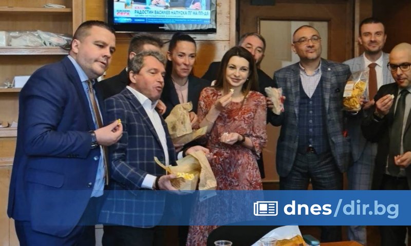 На снимката се виждат още Станислав Балабанов, Тошко Йорданов, Павела