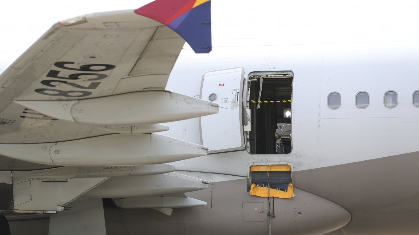 Пасажер отвори вратата на самолет по време на кацане (снимки и видео)