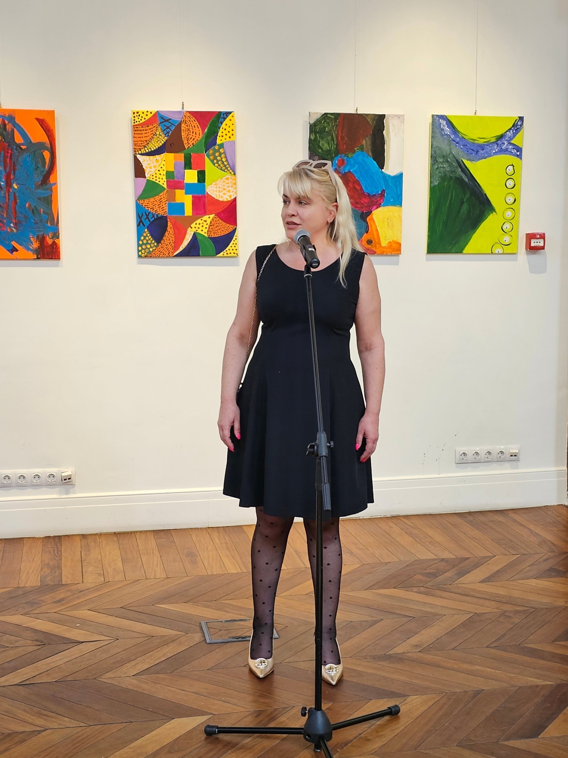 Мая Станчева – Изпълнителен директор и Член на Управителния съвет на „Инвестбанк“ АД открива изложбата.