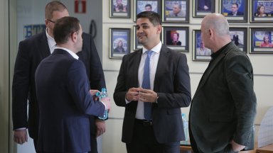 Чуйте целия запис може да чуете в прикачения звук горе
В