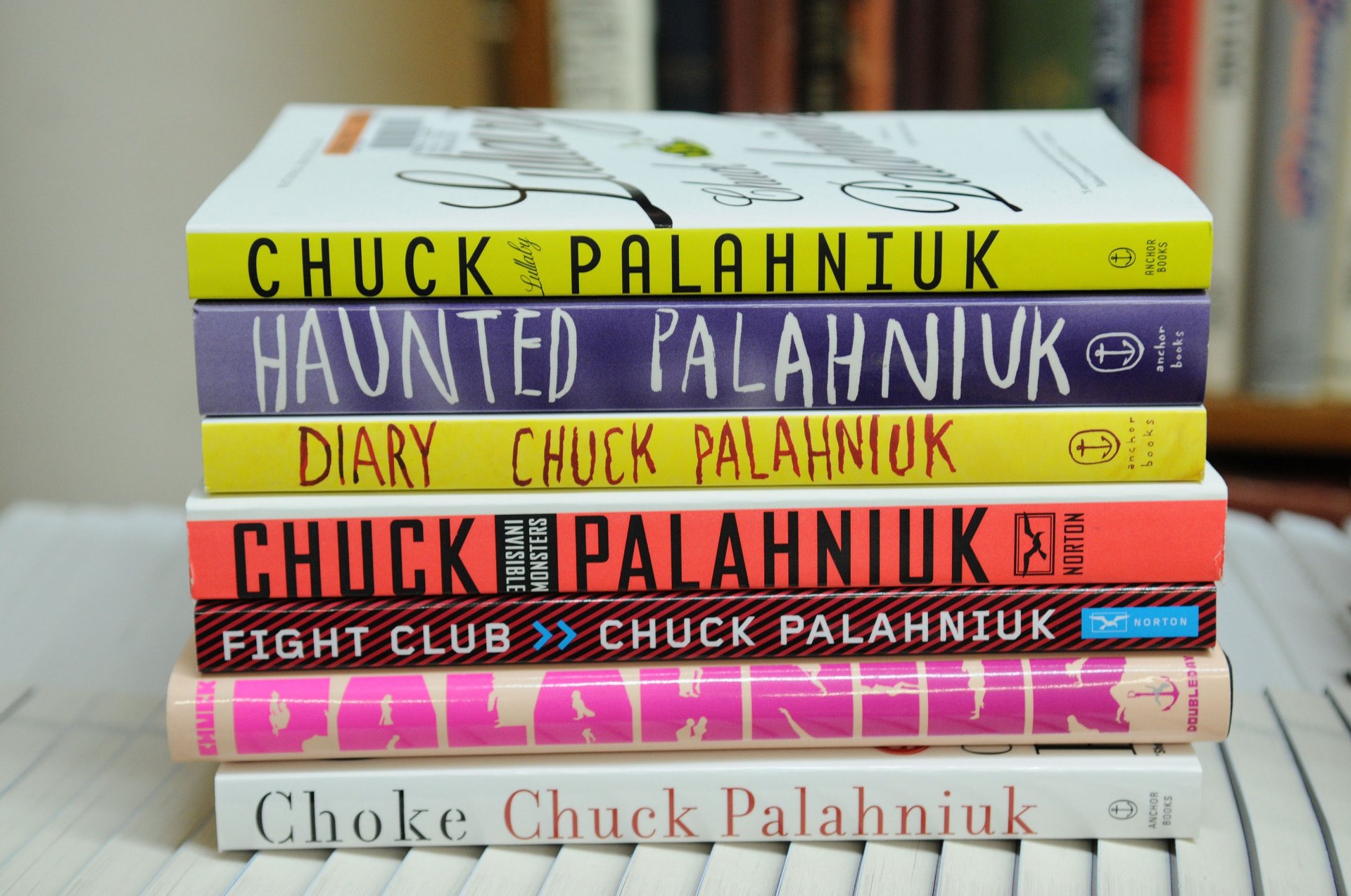 Копия от книгите на писателя Чък Паланюк са изложени в Strand Book Store на 30 август 2008 г. в Ню Йорк. 