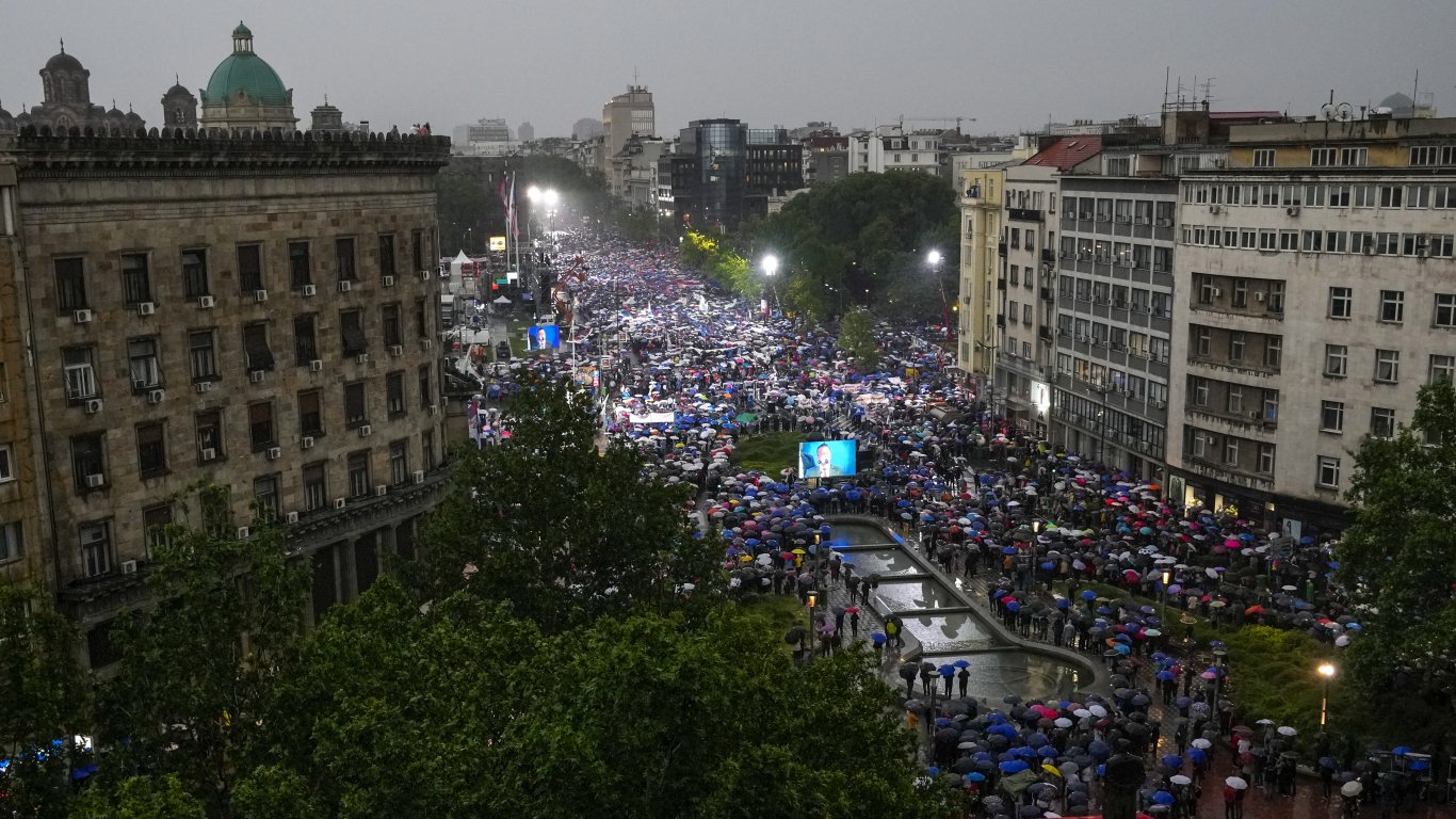 "Най-големият митинг в историята": Внушителен брой поддръжници подкрепиха Вучич в дъжда