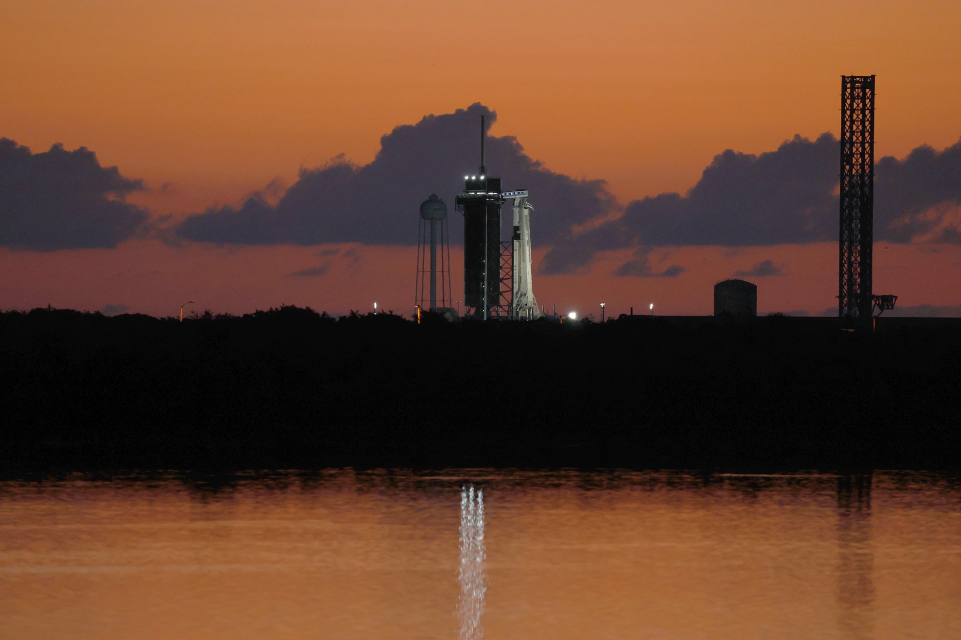 Ракета Falcon 9 на SpaceX с космически кораб Crew Dragon е подготвена за изстрелване от площадка 39A в космическия център Кенеди 