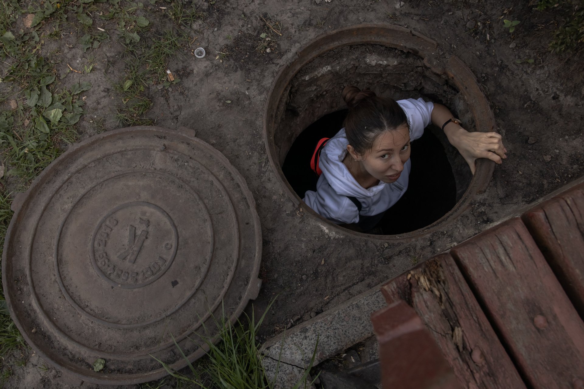 Жена излиза от канализационен колектор по време на обиколка, изследваща под земята главната столична улица Хрещатик и други улици в центъра на 21 май 2023 г. в Киев, Украйна.