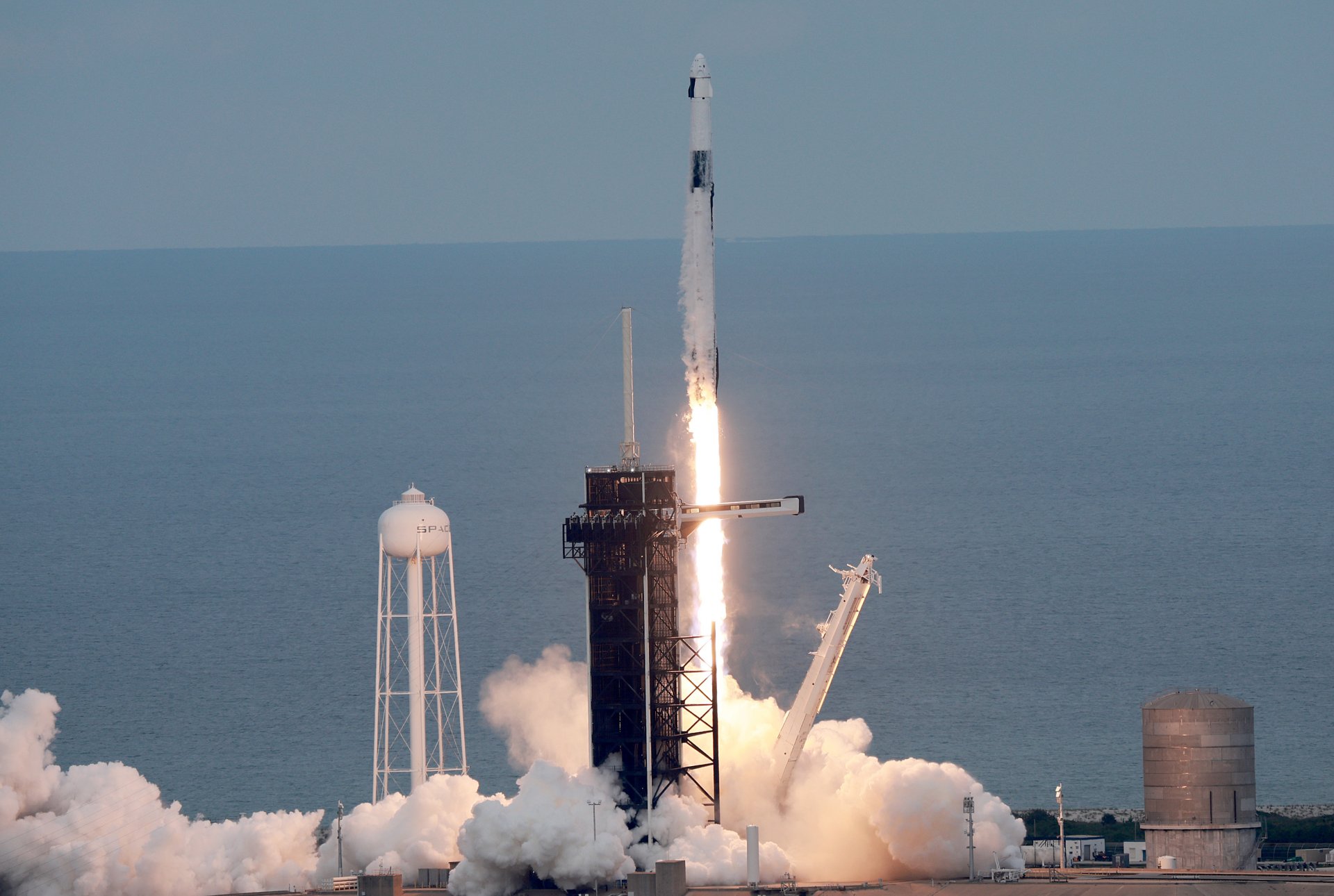 Ракетата Falcon 9 на SpaceX с космическия кораб Crew Dragon излита от площадка 39A в космическия център Кенеди на 21 май 2023 г. в Кейп Канаверал, Флорида. Първият