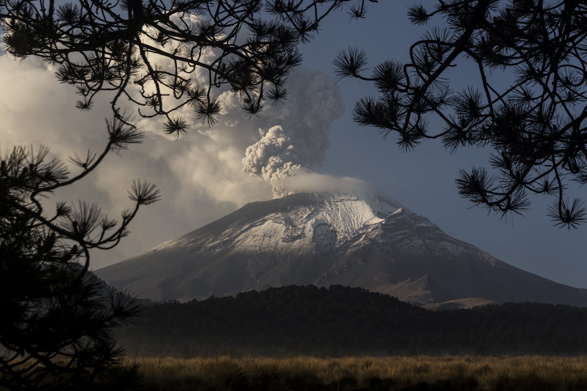 Вулканът Попокатепетъл изхвърля горещ материал и пепел, както се вижда от Пасо де Кортес на 23 май 2023 г. в Амекамека, Мексико. Вторият по височина вулкан в страната увеличи активността си, а мексиканските власти повишиха тревогата до жълта фаза 3. 