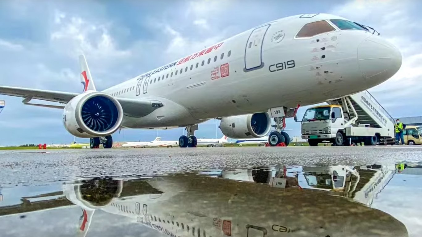 Първият местно произведен пътнически самолет в Китай излетя 