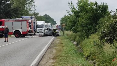 Шофьор е тежко ранен при сблъсък на кола и камион на пътя Русе-Бяла