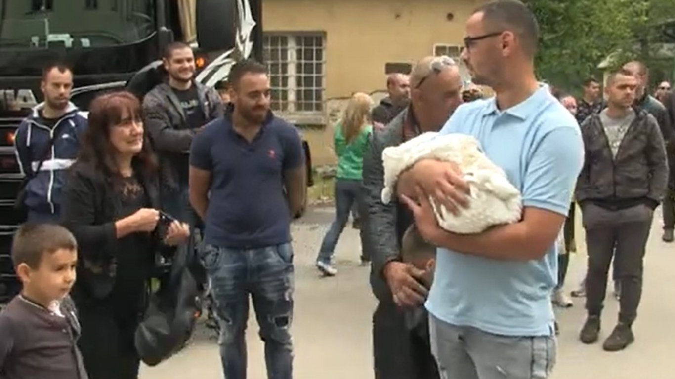 Изписаха бебето на починалата Ивелина, жената осигурила всичко за него преди да го роди (видео)