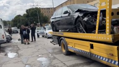 "Бързи и яростни": Шофьор на БМВ блъсна 3 паркирани коли и микробус в Хасково (видео)