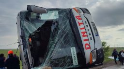 Основна версия за катастрофата с автобус край Бургас: Шофьорът е заспал