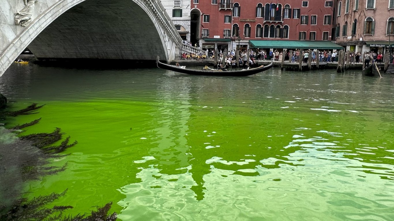 Част от прочутия Канал гранде във Венеция позеленя, полицията разследва защо