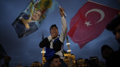 Реджеп Ердоган спечели балотажа и своя трети мандат като президент на Турция (снимки/видео)