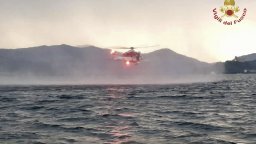 Внезапна буря преобърна туристическа лодка в Италия, четирима загинаха