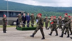 Президентът Радев прие почетния строй на учебния полигон „Ново село“ (снимки)