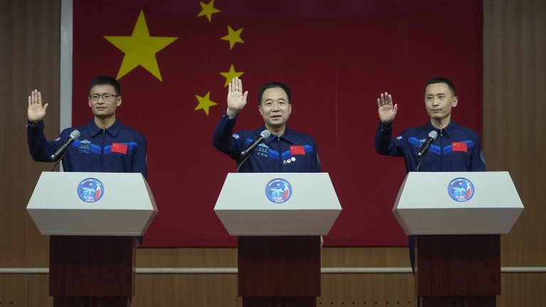 Китай праща тайконавти до космическата си станция