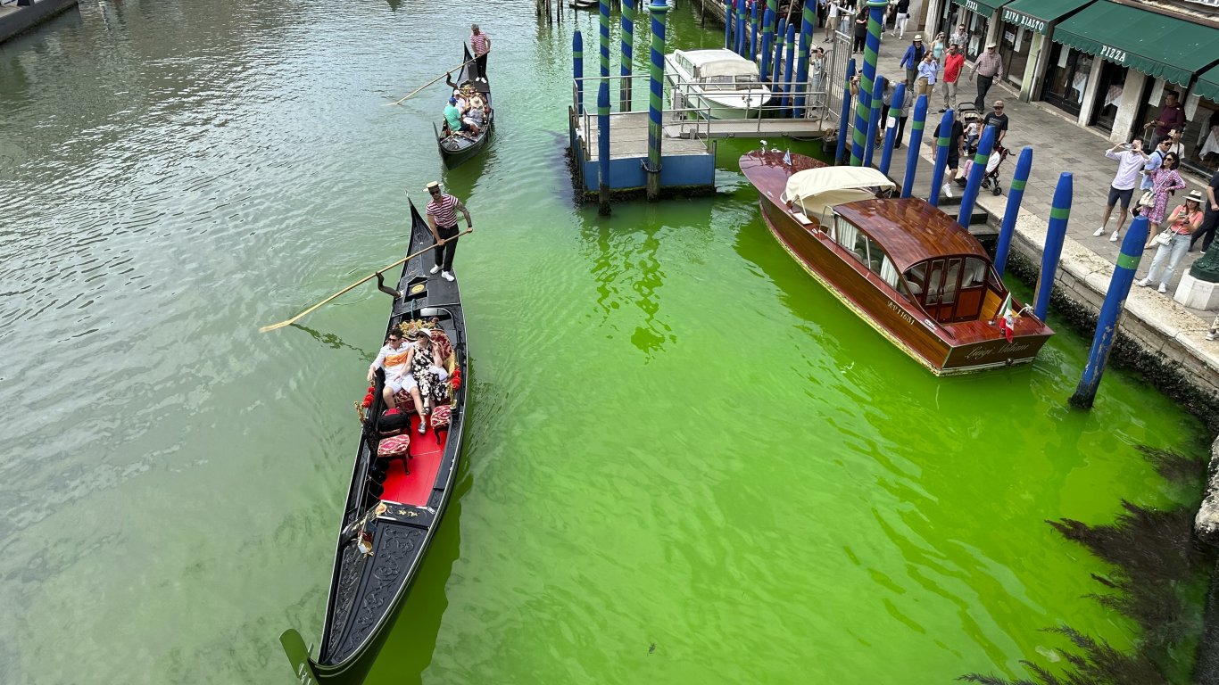 Зелената течност в Канале Гранде се оказа безопасен органичен оцветител 
