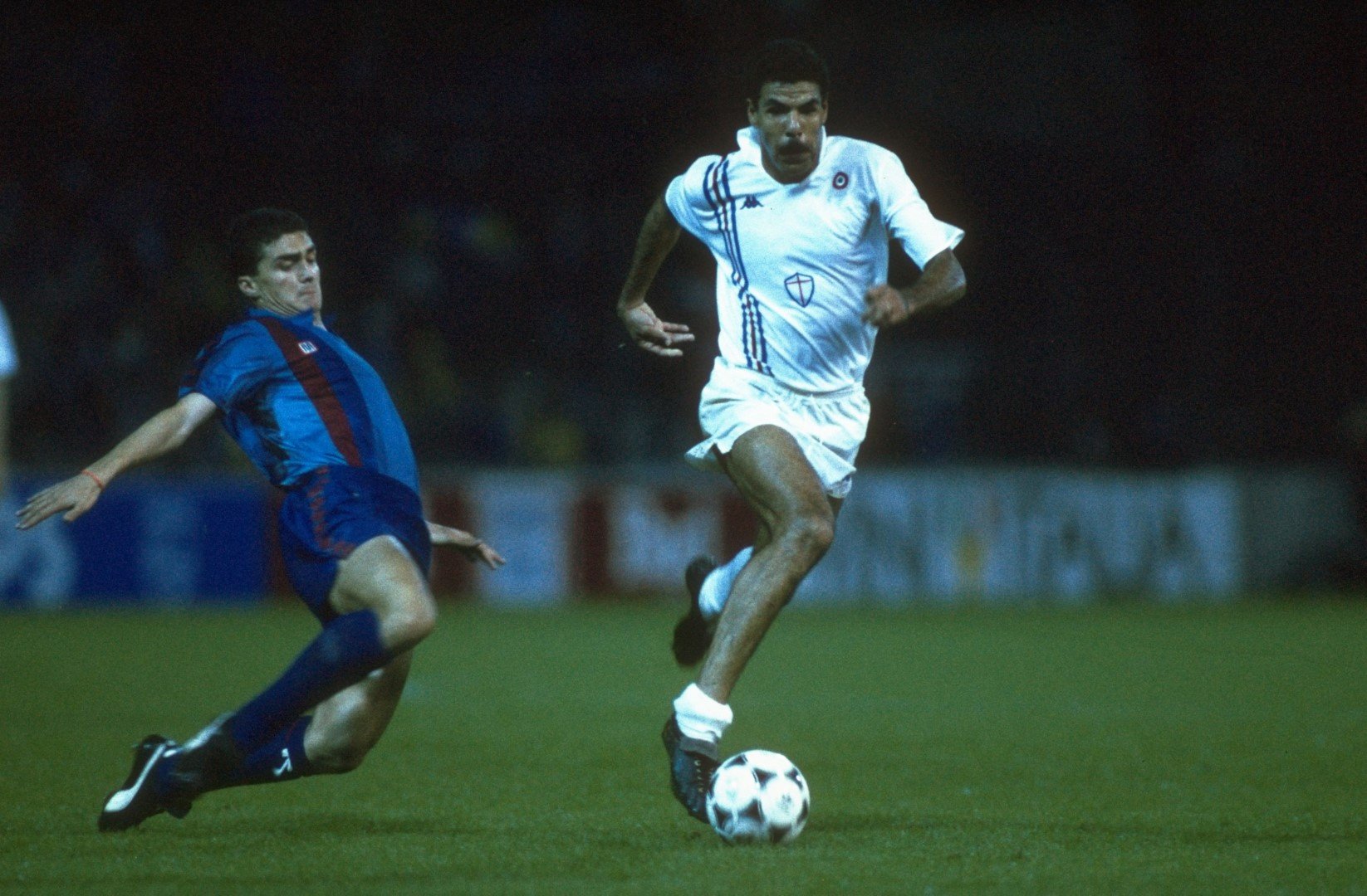 1989 г., Берн - Амор от Барселона опитва да спре Тониньо Серезо от Сампдория във финала за КНК. Каталунците биха с 2:0, като преди това елиминираха ЦСКА на полуфинал