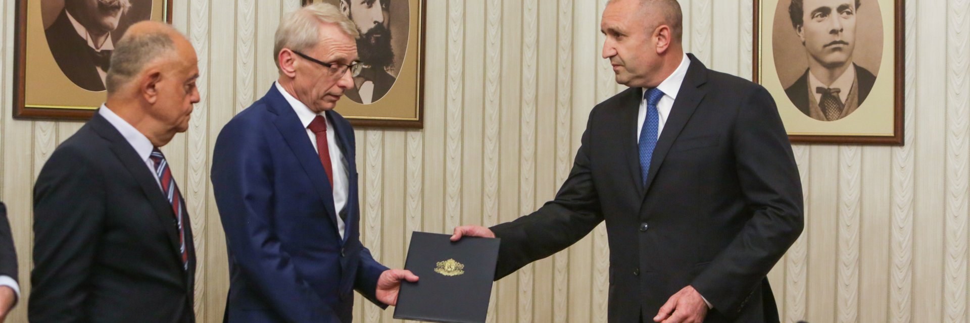Радев връчи на Денков "дискредитиран мандат" и го призова да върне празна папка 