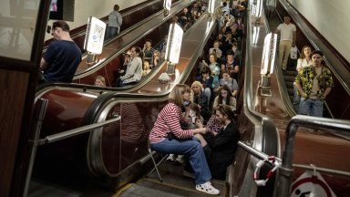Поразени са няколко цивилни постройки в града включително и пететажна