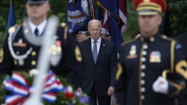 Към Байдън се присъединиха първата дама Джил Байдън вицепрезидентът Камала