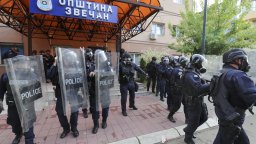 Протестите на сърбите в Косово не стихват, няма ранени българи рейнджъри в Звечан