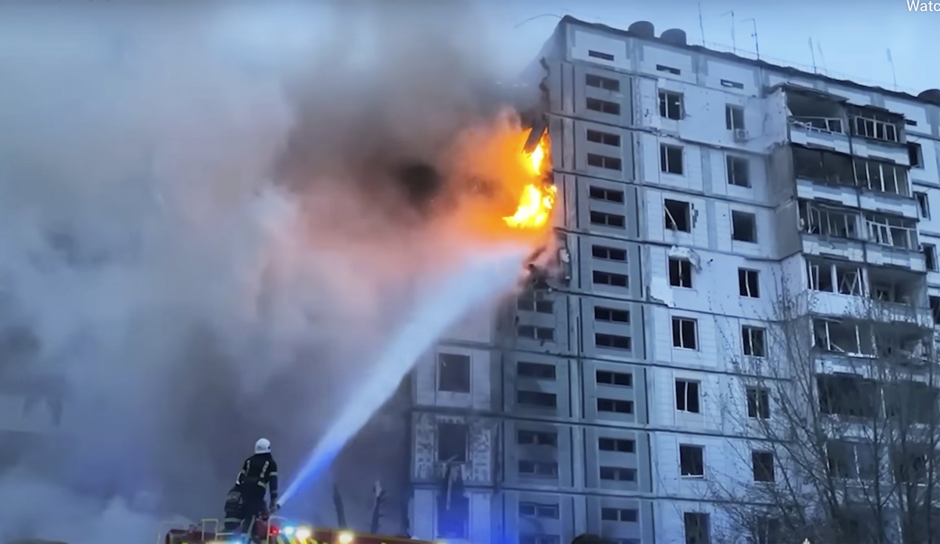 Пожарникари потушават последствията от руска атака в град Уман, на около 215 км южно от Киев, 28 април 2023 г. 
