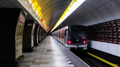 Избягал затворник се заклещи в тунел на метрото в Прага, върнаха го в затвора