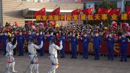 Китайската мисия "Шънчжоу-16" изпрати първи цивилен астронавт към космическата станция