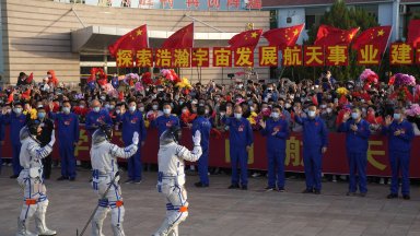 Китайската мисия "Шънчжоу-16" с първия цивилен астронавт излетя към космическата станция