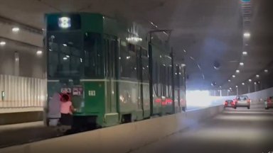 Опасно занимание: Деца се возят на теглича на трамвай в София