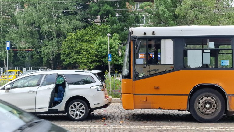 Катастрофа с автобус и две коли задръсти столичния  бул. "Цар Борис III" (снимки)