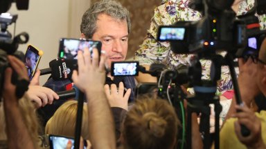 Той изпрати контролни органи да Българския енергиен холдинг и да