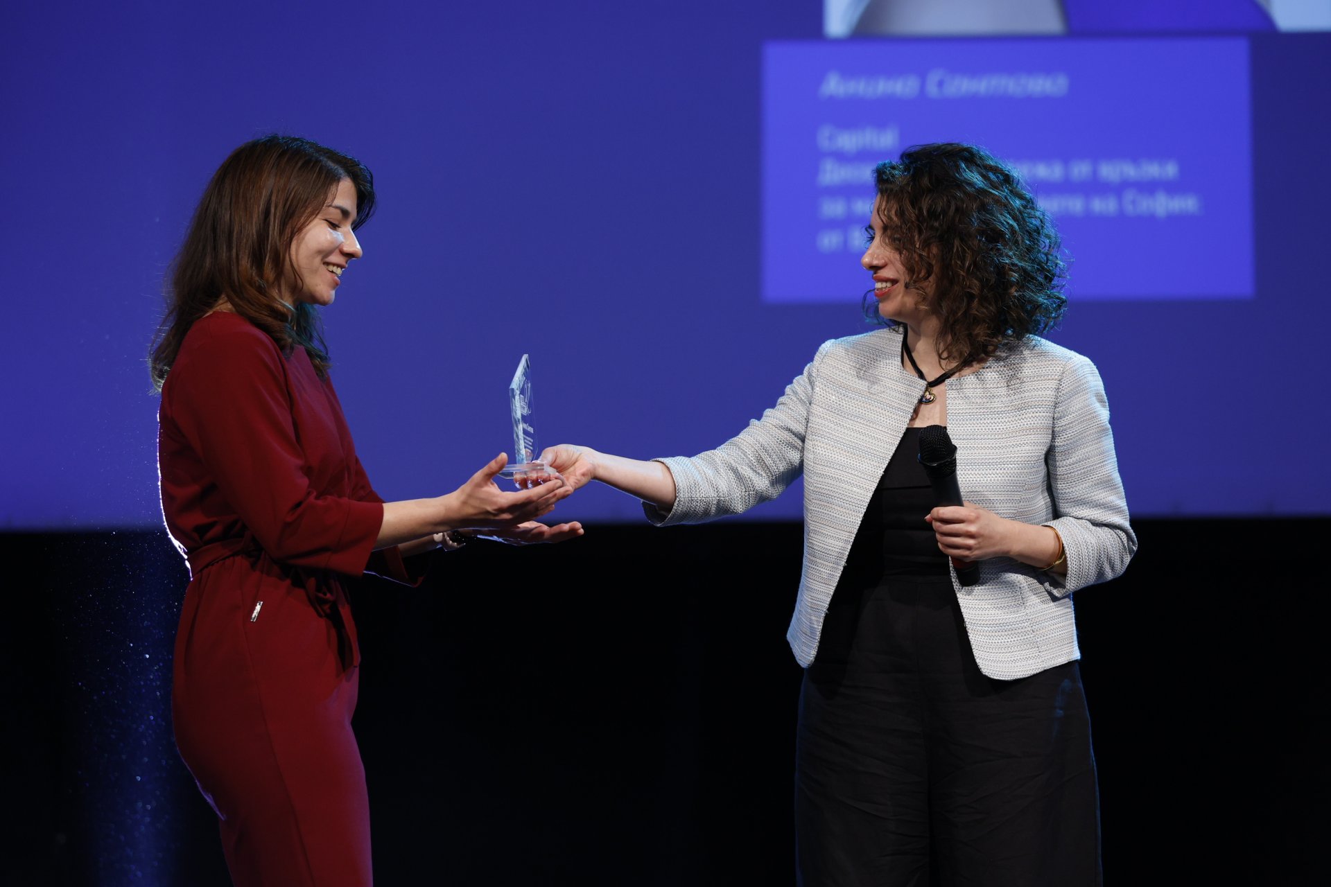 Анина Сантова (вляво) с наградата в категория "Икономика" през 2023 г. 