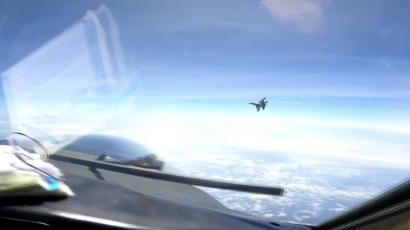Пентагонът обвини китайски пилоти за агресивна маневра срещу американски самолет (видео)