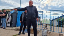 Протестиращи животновъди изливаха вода, защото станала по-скъпа от млякото (снимки)