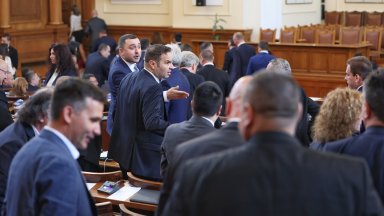 Още на старта на пленарното заседание градусът на напрежение в