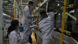 Промишлената активност в Китай се забавя, което засилва напрежението върху икономиката