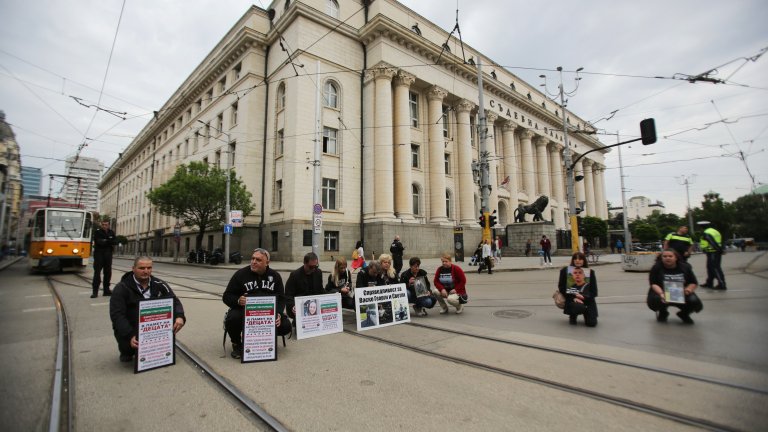 Близки на жертви при катастрофи на протест, блокираха кръстовището до Съдебната палата (снимки)