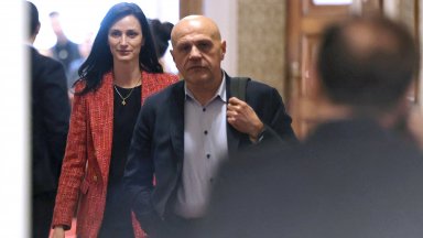 Тя се провежда в кабинета на председателя на парламента Росен