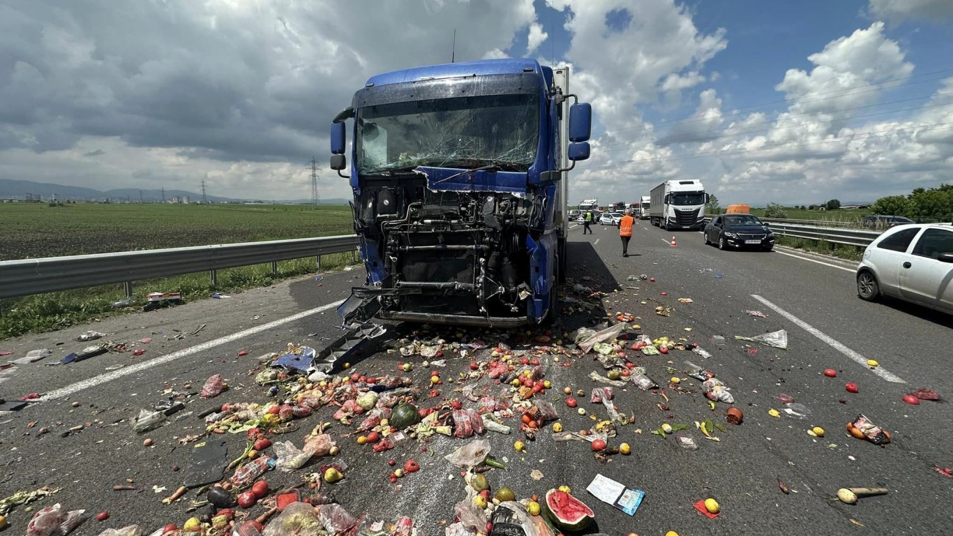 Камион и две коли се удариха в София, по платното има разпилени плодове и зеленчуци (снимки)